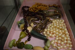 A quantity of bijouterie.