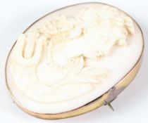 A VICTORIAN YELLOW METAL MOUNTED CARVED CAMEO BROOCH, of a classical female bust with a lyre.