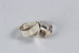 A SILVER SCARF TOGGLE, of twisted knot form, stamped HDS.