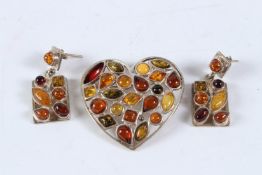 A SILVER AND AMBER BROOCH AND EARRINGS.