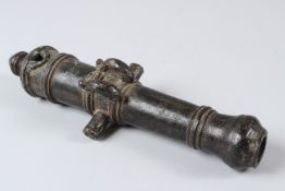 A RARE 17TH-18TH CENTURY, POSSIBLY INDIAN, MINIATURE BRONZE CANNON. 28cms long.