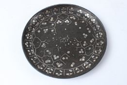 AN 18TH CENTURY SILVER INLAID ALLOY BIDRI DISH. 17cms diameter.