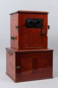 A VICTORIAN MAHOGANY TABLE TOP STEREOSCOPE VIEWER.