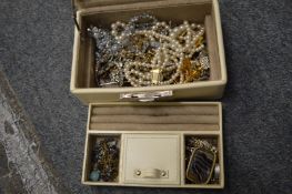 Quantity of bijouterie.