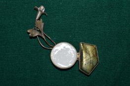 An Art Nouveau style brooch.