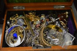 Quantity of bijouterie.