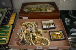 Quantity of bijouterie.