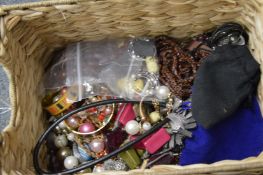 Quantity of bijouterie.