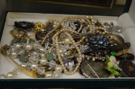 Quantity of bijouterie.