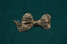 An 18ct gold bow shaped brooch.