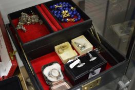 Quantity of bijouterie.