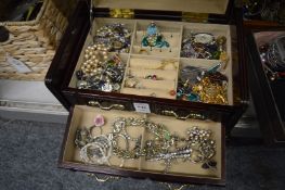 Quantity of bijouterie.