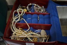 Quantity of bijouterie.