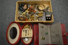 Quantity of bijouterie.