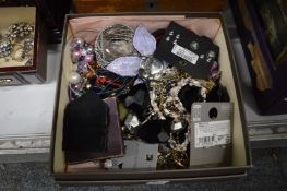 Quantity of bijouterie.