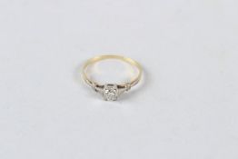 AN EDWARDIAN 18CT GOLD AND PLATINUM SINGLE STONE DIAMOND RING.