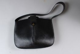 A LOUIS VUITTON LADIES BLACK LEATHER SHOULDER BAG, with embossed bark style decoration and outer