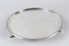 A GOOD CIRCULAR SILVER SALVER, with a reeded border on three scroll feet. London 1830. Maker: PB