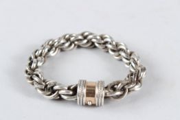A HEAVY SILVER AND 18CT YELLOW GOLD MOUNTED ROPE BRACELET.