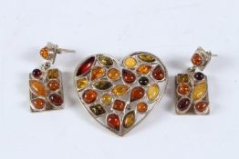A SILVER AND AMBER BROOCH AND EARRINGS.