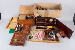 A QUANTITY OF MICROSCOPE ACCESSORIES AND SUNDRY RELATED ITEMS.