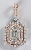 AN 18CT GOLD EMERALD CUT DIAMOND PENDANT (GVS STONES).