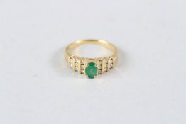 AN 18CT GOLD, EMERALD AND DIAMOND RING.