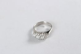 AN 18CT GOLD AND DIAMOND CLUSTER RING, SET WITH 1 CARAT OF BRILLIANT CUT.