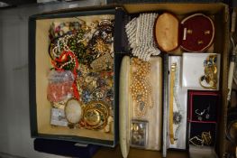 A collection of bijouterie.