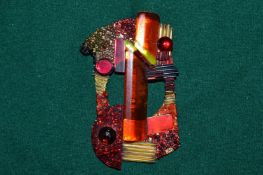 Decorative vintage brooches.