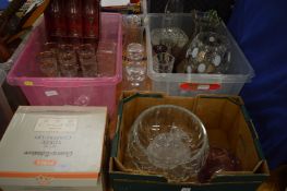 Quantity of household and decorative glassware.