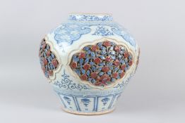 A FINE CHINESE BLUE AND WHITE CARVED 