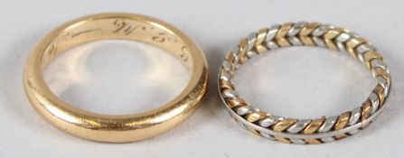 AN 18CT GOLD AND PLATINUM CHEVRON DESIGN WEDDING BAND; together with a plain unmarked wedding