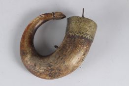 AN 18TH CENTURY INDIAN BRASS MOUNTED POWDER HORN. 19cms long