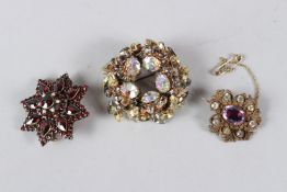 THREE DECORATIVE BROOCHES.