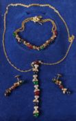 A SUITE OF YELLOW METAL AND GEM SET JEWELLERY, comprising of a necklace, bracelet and pair of drop