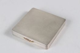 A SILVER AND SILVER GILT LADIES COMPACT, with engine turned decoration. Birmingham 1963. 6.5cms x