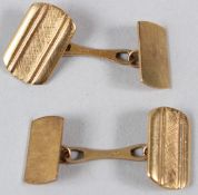 A PAIR OF YELLOW METAL ENGINE TURNED CUFFLINKS, stamped 9K Italy.