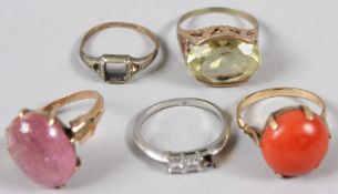 A COLLECTION OF FIVE YELLOW AND WHITE METAL DRESS RINGS, unmarked.