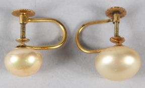 A PAIR OF 9CT GOLD AND PEARL EARRINGS.