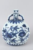 A CHINESE BLUE AND WHITE PORCELAIN TWIN-HANDLED MOONFLASK. 28cms high.