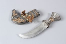 A CONTEMPORARY SMALL JAMBIYA DAGGER AND SHEATH. 20cms long