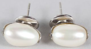 A PAIR OF 18K BAROQUE PEARL EARRINGS.