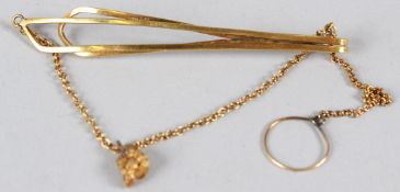 A YELLOW METAL TIE CLIP, with a yellow metal nugget suspended from a chain. 5gms.