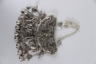 A FINE CHINESE WHITE METAL AUSPICIOUS "KYLIN" NECKLACE. 19cms long.