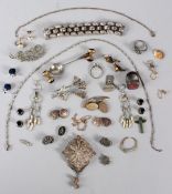 A COLLECTION OF JEWELLERY / BIJOUTERIE.