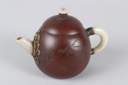 A FINE CHINESE YIXING TEAPOT MOUNTED JADE PIPE AND HANDLE. 11cms high.