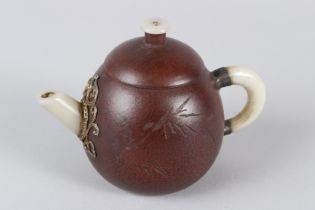 A FINE CHINESE YIXING TEAPOT MOUNTED JADE PIPE AND HANDLE. 11cms high.