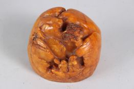 A FINELY CARVED LARGE CHINESE AMBER COLOURED STONE SEAL. 10cms long