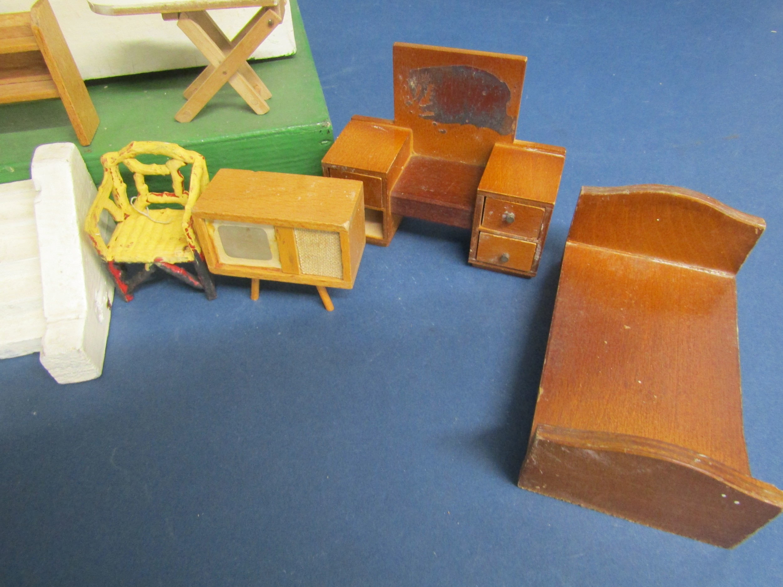 Dolls house with furniture includes metal mangle, fire and tea set, wooden furniture some with - Image 6 of 10